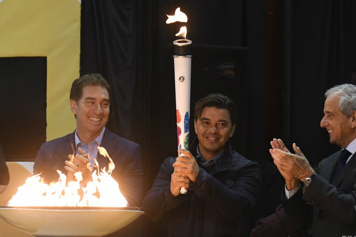 Gallardo, con la antorcha, durante el acto realizado en River