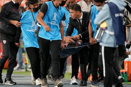 Gallardo consuela a Rojas, que es retirado en camilla con una fractura por una brutal patada