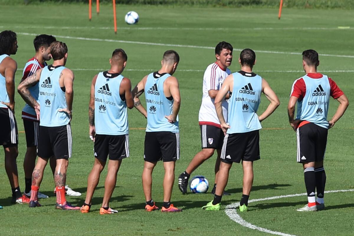 Gallardo da indicaciones en el entrenamiento de River