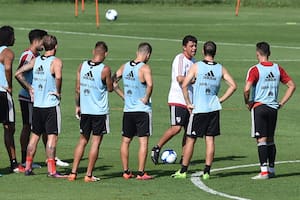 Gallardo da indicaciones en el entrenamiento de River