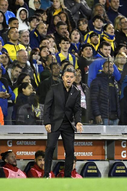 Gallardo da indicaciones enérgicas durante el triunfo de Central sobre River