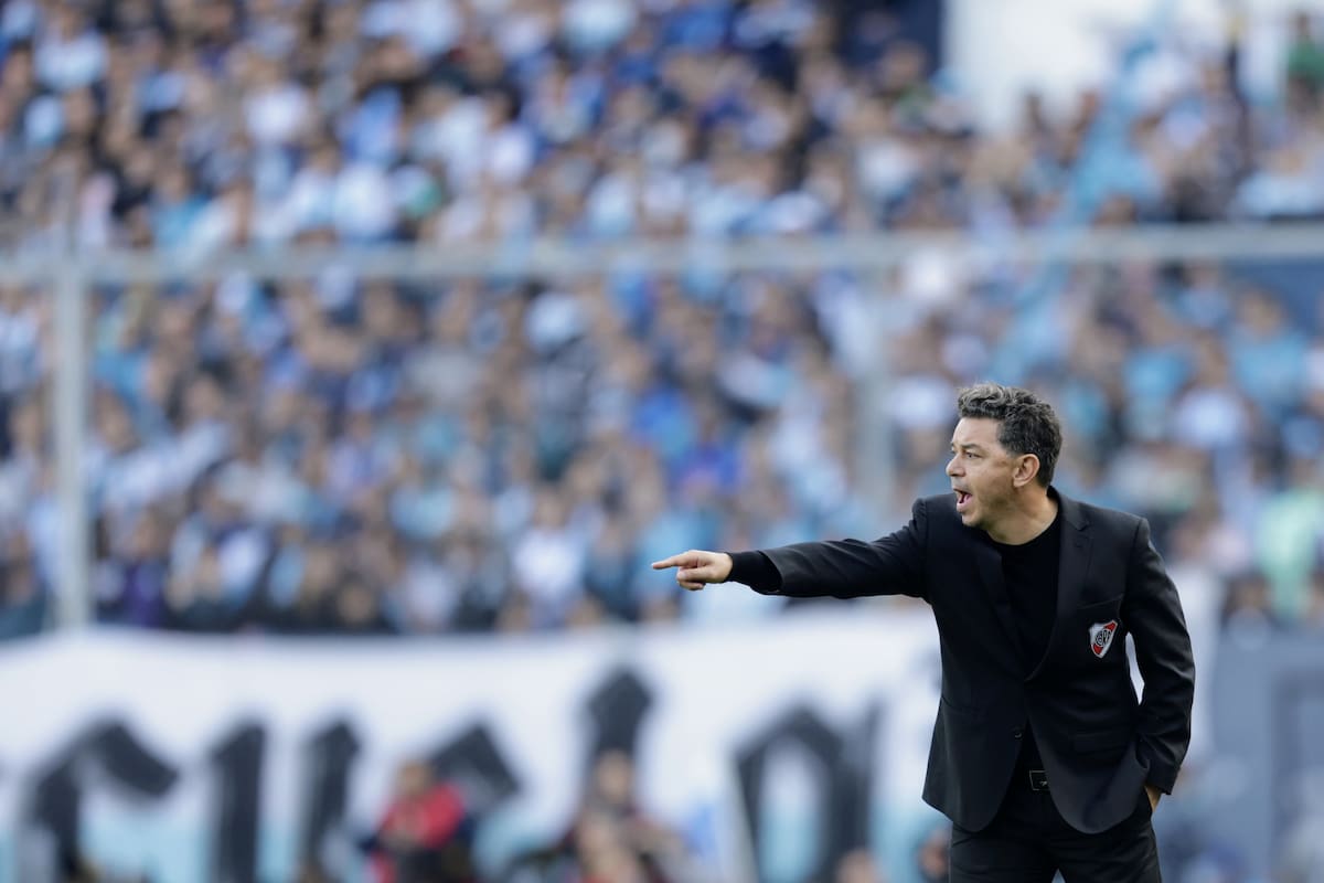 Gallardo, dando sus últimas indicaciones como técnico de River