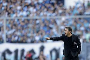 Gallardo, dando sus últimas indicaciones como técnico de River