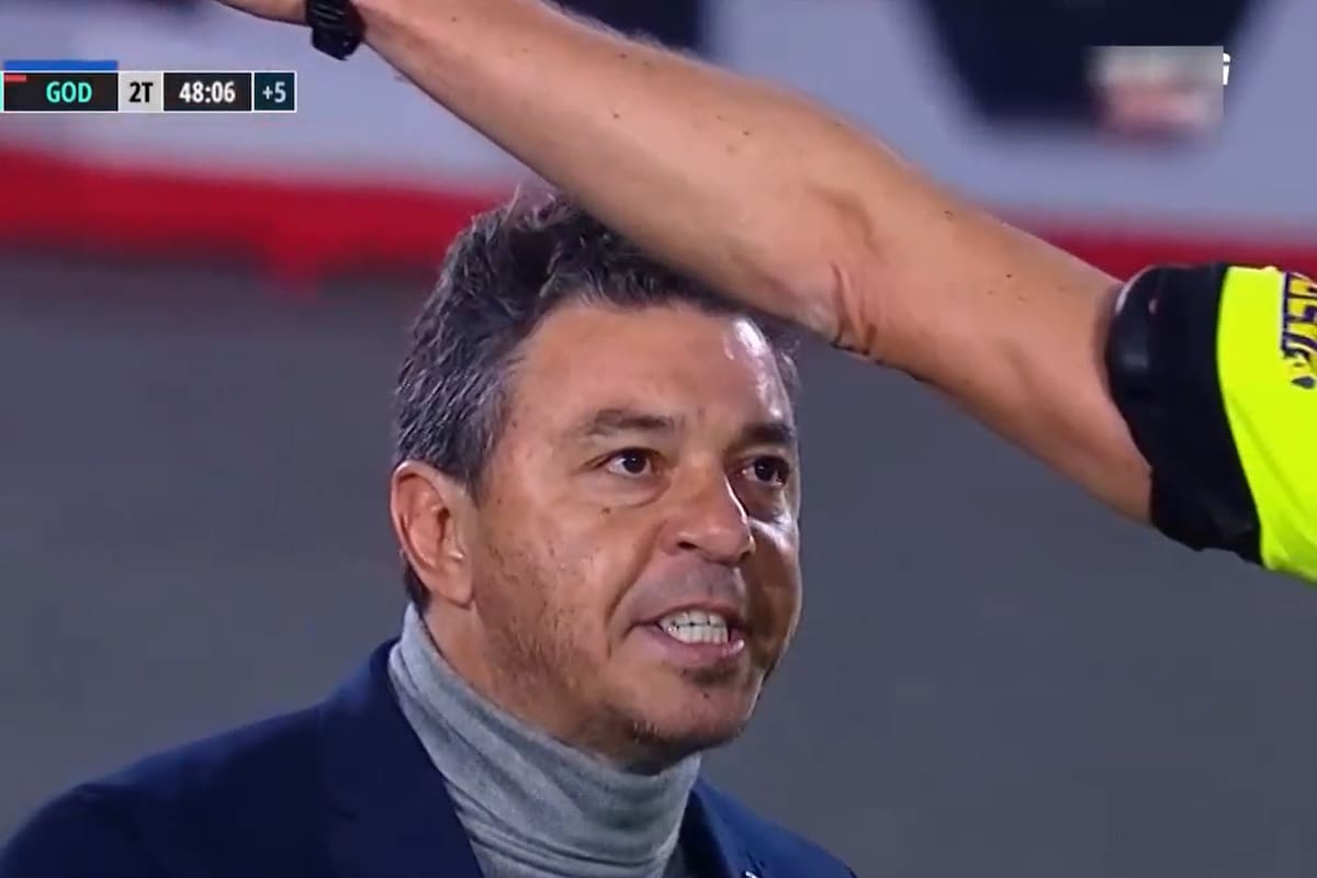 Gallardo, desencajado, avanza sobre Lamolina y lo insulta, durante el partido entre River y Godoy Cruz