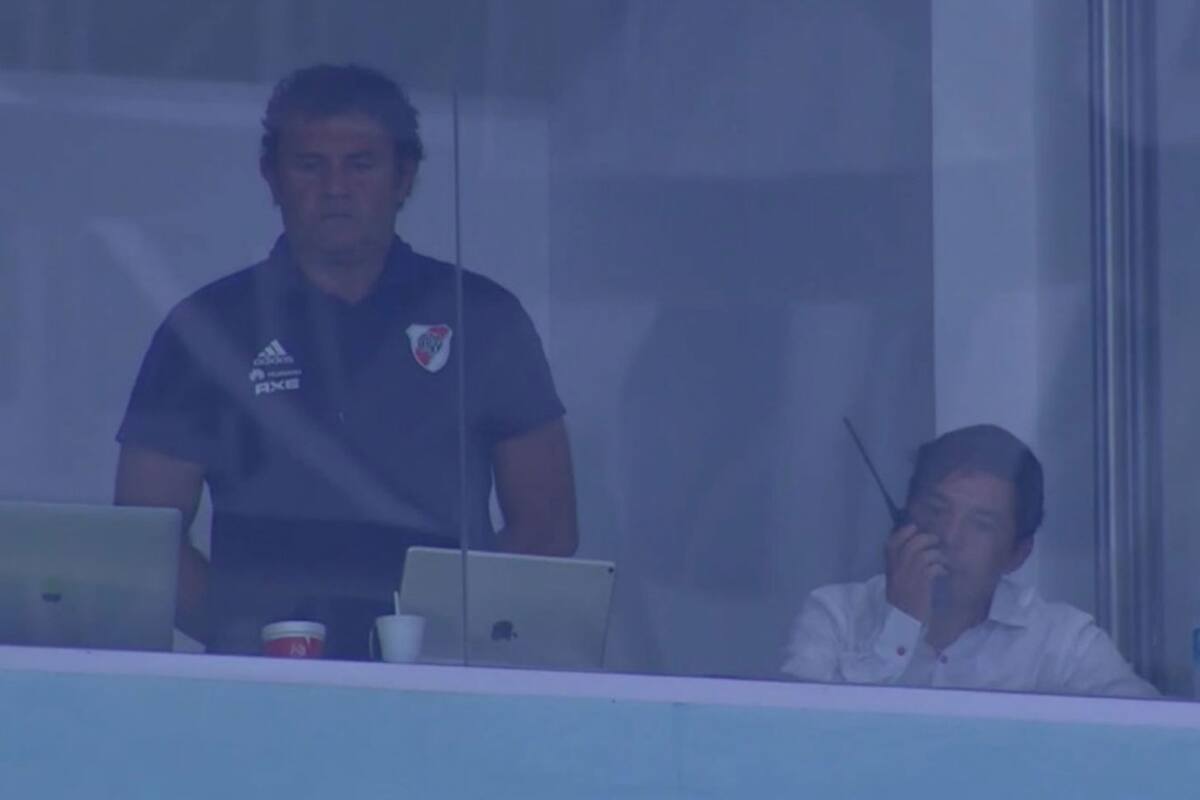 Gallardo en la tribuna con un handy: habló con Buján, uno de sus ayudantes
