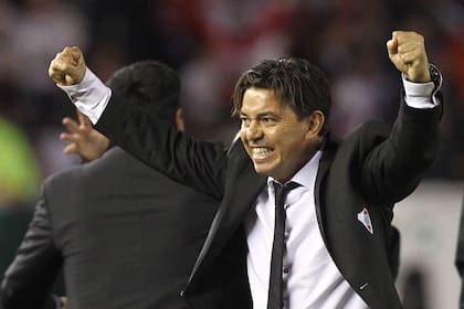 Gallardo festeja el gol de Scocco