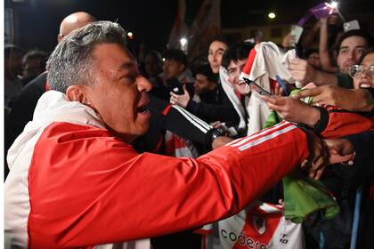 Gallardo firma autógrafos en la puerta del hotel de Córdoba donde se aloja River, tras la llegada del plantel para el partido de hoy