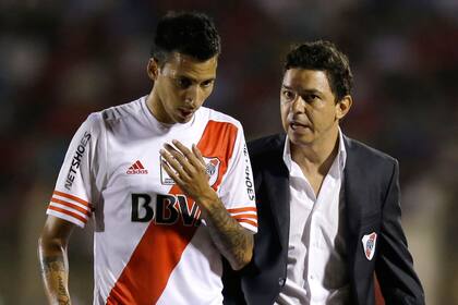 Gallardo le da indicaciones a Vangioni