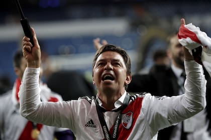 Gallardo sobre el césped del Bernabéu; el Muñeco fue elegido mejor DT del continente