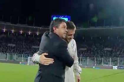 Gallardo tiene una consideración especial por Peña Biafore: aquí, luego del partido ante Talleres, en el que el defensor fue expulsado.
