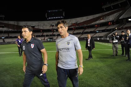 Gallardo y Barros Schelotto, luego de determinada la suspensión del partido
