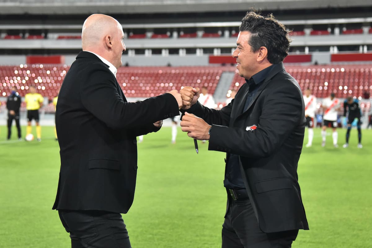 Gallardo y el saludo con Pablo Repetto, un viejo conocido de la Copa