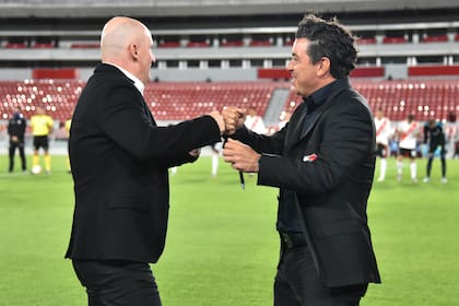 Gallardo y el saludo con Pablo Repetto, un viejo conocido de la Copa