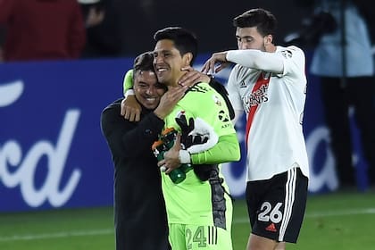 Gallardo y Enzo Pérez, la noche en la que el volante se disfrazó de arquero, contra Independiente Santa Fe