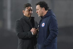 Gallardo y MIlito dialogan con tensión, tras el 1 a 1 entre River y Argentinos