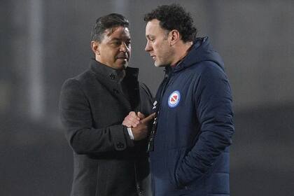 Gallardo y MIlito dialogan con tensión, tras el 1 a 1 entre River y Argentinos