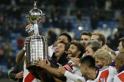 Maidana, Gallardo y Ponzio, los tres emblemas de River, alzan la Copa Libertadores tras ganarle 3-1 a Boca en Madrid