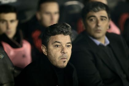Gallardo y un gesto de preocupación durante el partido ante Vélez