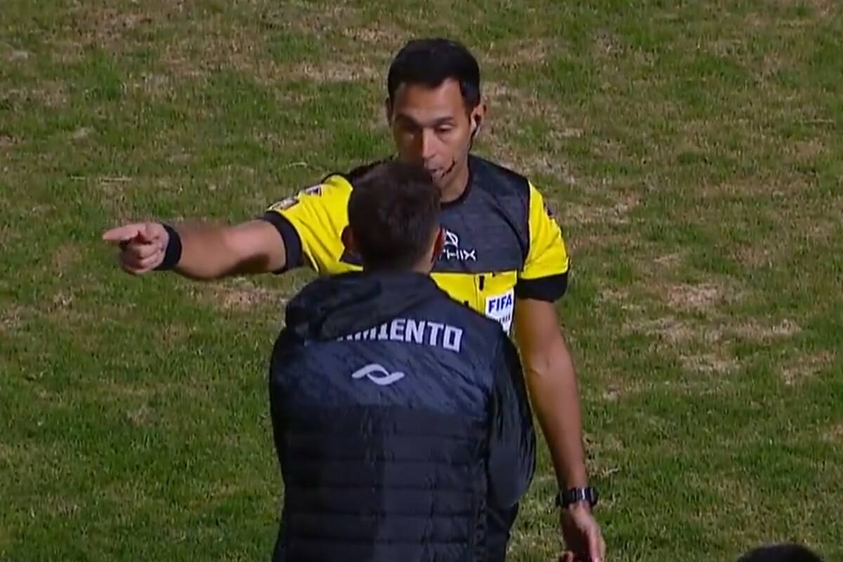 Gallardo, ya con la campera puesta, le pide explicaciones a Facundo Tello, que acaba de expulsarlo