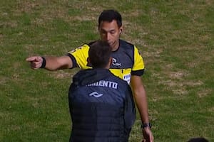 Gallardo pegó un patadón, recibió una amarilla y el DT de Sarmiento lo reemplazó rápido, pero el final fue inesperado