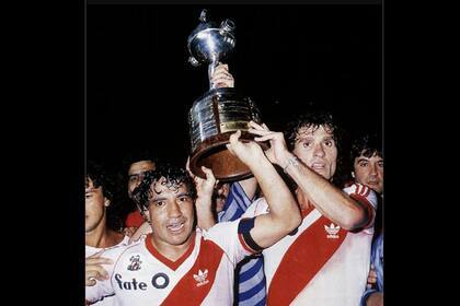 Gallego, Ruggeri, la Copa Libertadores 1986 y el León ideado por Oscar Tubío y dibujado por Caloi
