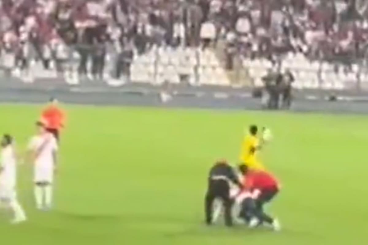 Gallese revolea el celular de un hincha lo más lejos posible, durante el partido que Argentina le ganó a Perú 2 a 0, por las Eliminatorias rumbo al Mundial 2026