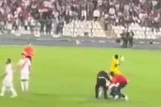 La inesperada reacción del arquero de Perú contra un hincha local que quiso fotografiarse con Messi