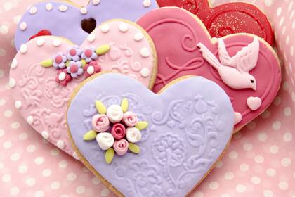 Galletitas de manteca con cobertura de glasé real y forma de corazón.