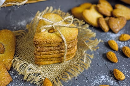 Galletitas keto con harina de almendras y jengibre.