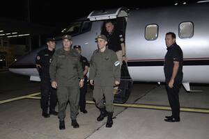 Gallo, al bajar del avión que lo trajo de Venezuela