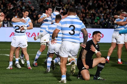 Gallo, Sclavi, Albornoz y el resto de los Pumas son la cara de la euforia, contrastada con la desazón All Black