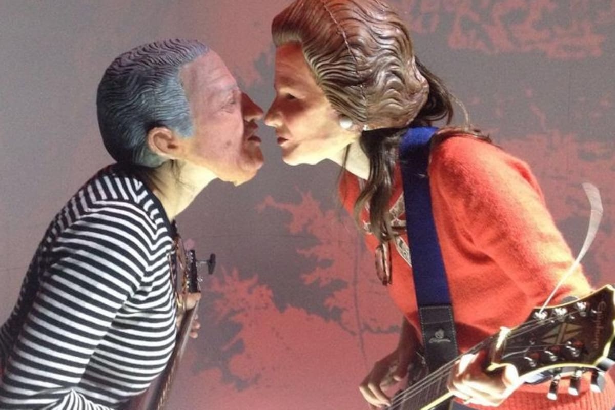 Galtieri y Margaret Thatcher, cara a cara. Veterano ingleses y argentinos en medio del mismo campo escénico. Un campo de batalla devenido en un potente maquinaria teatral al servicio del recuerdo