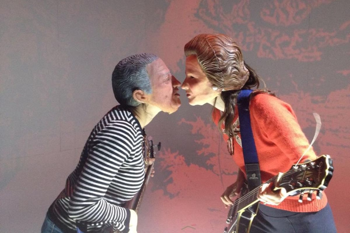 Galtieri y Margaret Thatcher, cara a cara. Veterano ingleses y argentinos en medio del mismo campo escénico. Un campo de batalla devenido en un potente maquinaria teatral al servicio del recuerdo