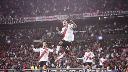 Galván marcó un golazo y le dio tranquilidad a River en una noche con altibajos