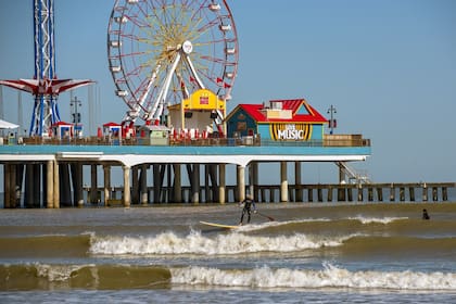 El Muelle Histórico de Galveston Island es un muelle de entretenimiento bordeado de atracciones