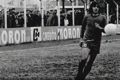 Gambeta, panorama, inteligencia: virtudes de Carlovich, un número 5 que jugaba como si fuera un 10.