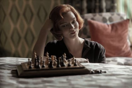 La actriz angloargentina Anya-Taylor Joy protagoniza esta miniserie de Scott Frank centrada en una autodestructiva maestra de ajedrez