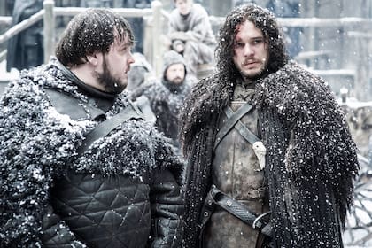 John Bradley y Kit Harington en una de las escenas que compartieron durante la primera temporada de la serie