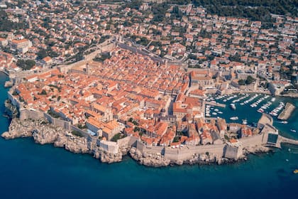 Vista de la ciudad con sus costas en el mar Adriático, que suele "interpretar" en la serie a Kings Landing y Old Town