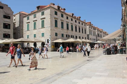 Aunque el éxito de Game of Thrones ha sido muy rentable para su negocio turístico, también está trayendo una nueva inundación de visitantes a una ciudad que ya está luchando con el hacinamiento