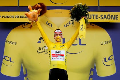 Ganador de la etapa El piloto esloveno del Team UAE Emirates Tadej Pogacar celebra su maillot amarillo de líder general en el podio después de ganar la vigésima etapa de la 107a edición de la carrera ciclista del Tour de Francia, una contrarreloj de 36 km entre Lure y La Planche des Belles