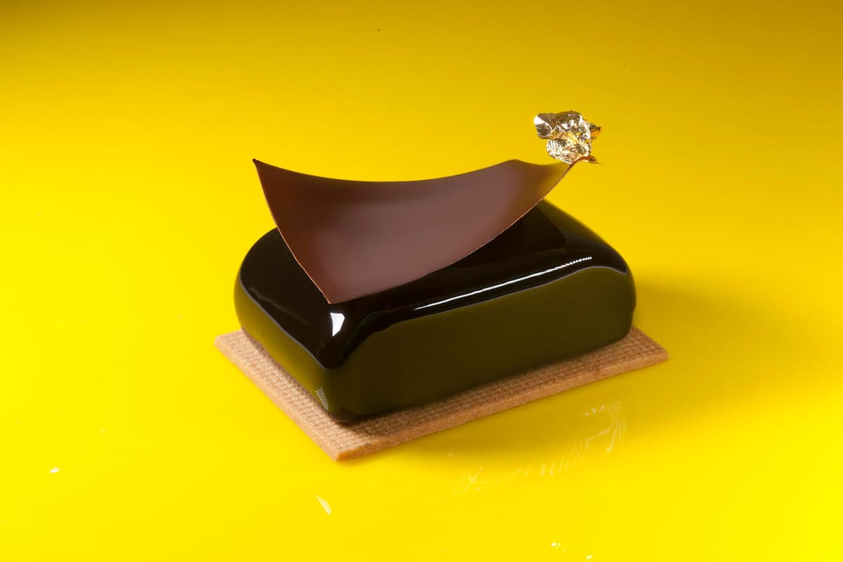 Ganador del mundial de pastelería pasó por el país y mostró su pattiserie inspirada en la estética del color