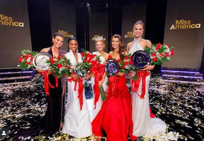 Ganadora de Miss América 2026 acompañada de las cuatro finalistas del certamen (Instagram/@missamerica)