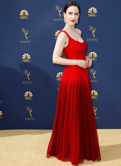 Ganadora. Rachel Brosnahan, de rojo, con un diseño de Oscar de la Renta