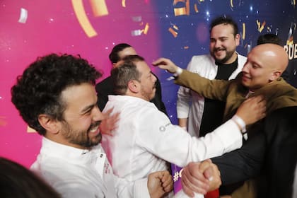 Ganadores festejando en el escenario, tras la premiación