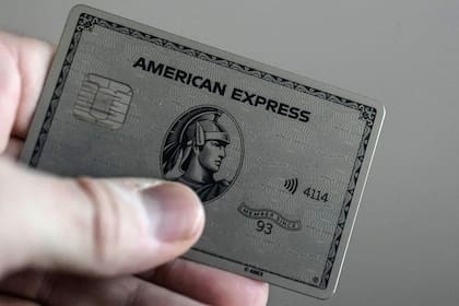 Ganancias de AmEx suben 13% mientras clientes adinerados gastan en lujo y viajes