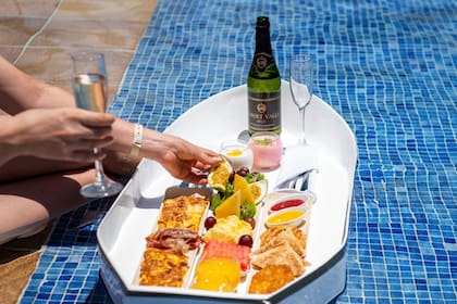 ¿Ganas de comer algo sin moverse de la piscina? Restaurantes, barras, buffet, pizzería, sushi, hamburguesería, heladería cafetería. Hay todas las opciones, igual que en un pueblo.