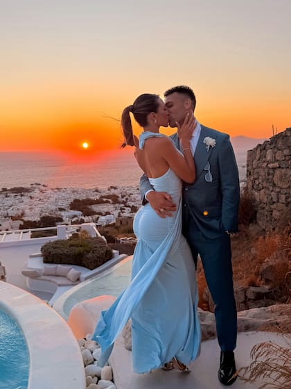 Gandolfo y Martínez se lucieron con sus looks durante una boda en Grecia