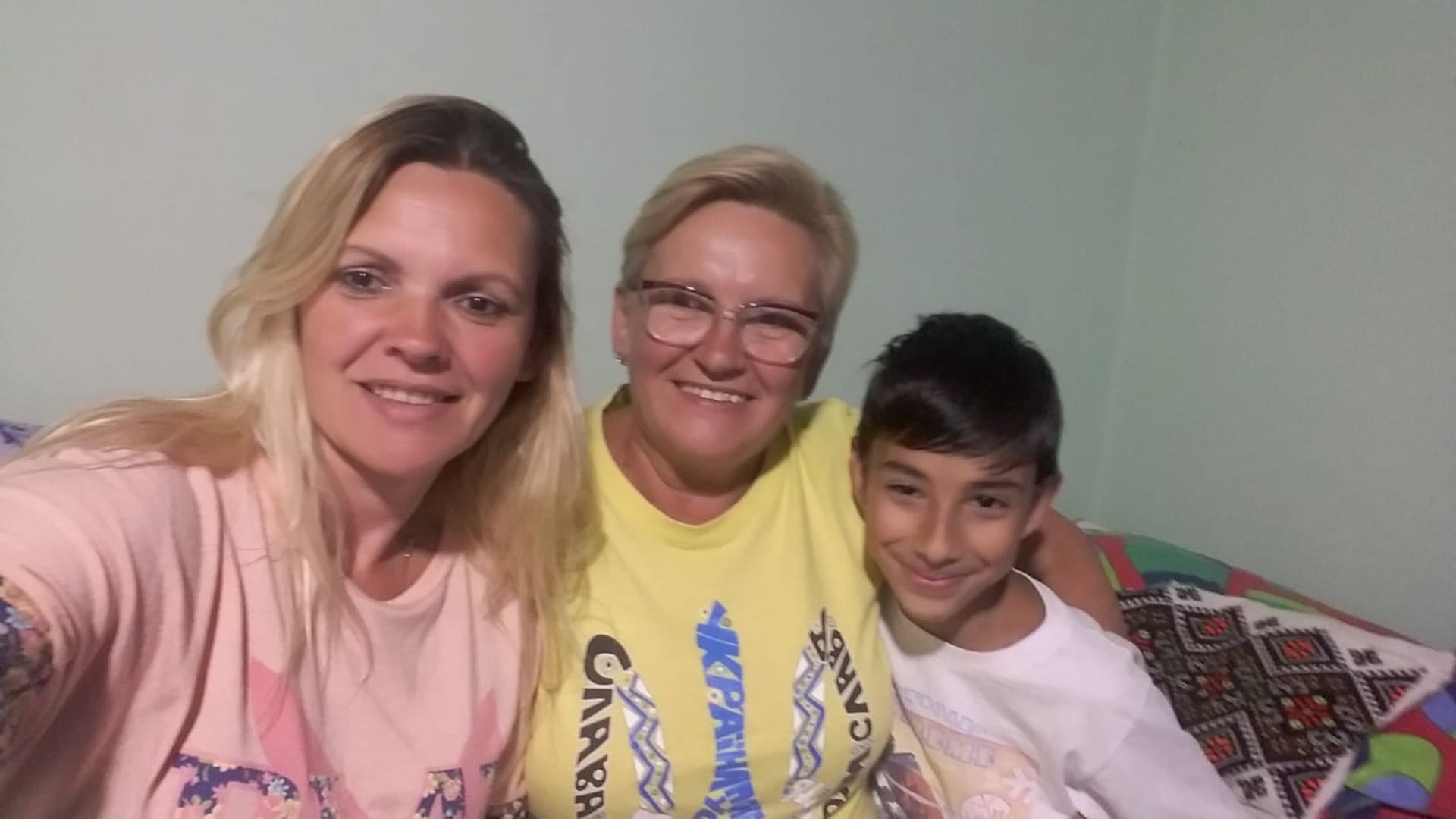 Ganna junto a su hija Nadia y su nieto que viven en Villa La Angostura (Neuquén)