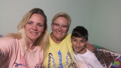 Ganna junto a su hija Nadia y su nieto que viven en Villa La Angostura (Neuquén)